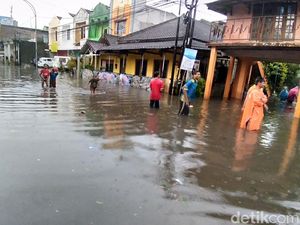 Hujan Deras Jalanan Kota Malang Banjir