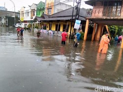 Hujan Deras Jalanan Kota Malang Banjir