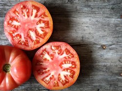 Wajah Lebih Putih dan Lembut dengan 5 Racikan Masker Tomat Ini!