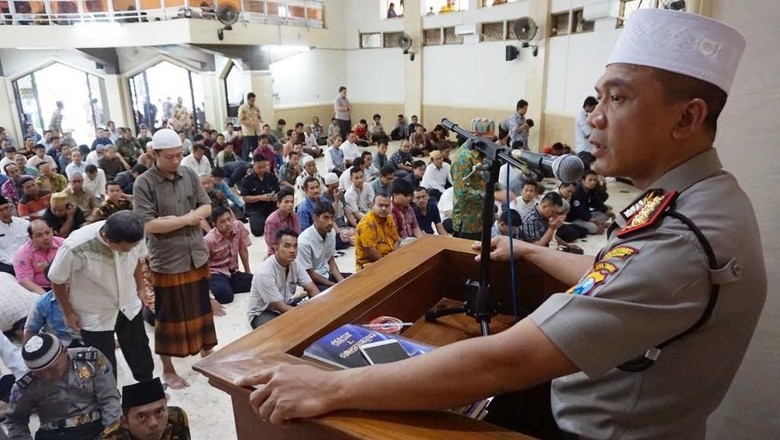 Safari Kamtibmas, Cara Komisaris Besar Rudi Sapa Warga Surabaya Safari Kamtibmas, Cara Komisaris Besar Rudi Sapa Warga Surabaya