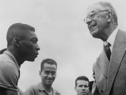 5. Pele (Brasil). Keterlibatan pertama legenda sepakbola Brasil ini di Piala Dunia adalah pada 1958. Ia menjalani laga pertamanya di Piala Dunia pada usia 17 tahun, 7 bulan, dan 23 hari. (Foto: Keystone/Getty Images)