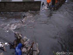 Tanggul Kali Pulo Jebol Lagi, Warga Jati Padang Kebanjiran Lagi