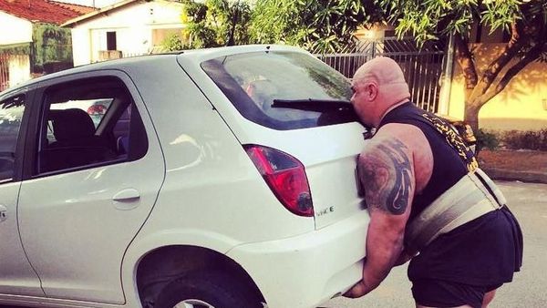 Viral Videonya Angkat Mobil di Parkiran, Lihat Olahraga Marcos Mohai