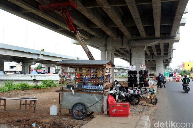 Kolong Tol Becakayu Mulai Ramai PKL