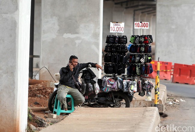 Kolong Tol Becakayu Mulai Ramai PKL