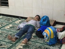 Tanggul Kali Pulo Jebol Lagi, 20 KK Warga Jati Padang Mengungsi