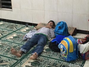 Tanggul Kali Pulo Jebol Lagi, 20 KK Warga Jati Padang Mengungsi Tanggul Kali Pulo Jebol Lagi, 20 KK Warga Jati Padang Mengungsi