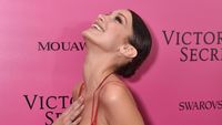 Berpose Seksi, Bella Hadid Pastikan Jadi Model Show Victorias Secret 2018