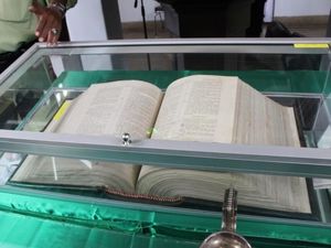 Di Gereja Ini, Ada Peninggalan Alkitab Berbahasa Belanda
