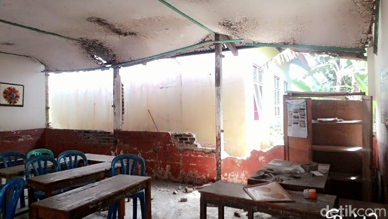 8 SD di Garut Rusak Akibat Diguncang Gempa 6,9 SR 8 SD di Garut Rusak Akibat Diguncang Gempa 6,9 SR