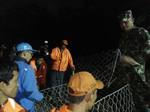 Tanggul Kali Pulo yang Jebol Lagi Mulai Diperbaiki 100 Petugas Tanggul Kali Pulo yang Jebol Lagi Mulai Diperbaiki 100 Petugas