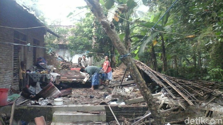 Di Kebumen, Satu Orang Luka dan Belasan Rumah Rusak Akibat Gempa Di Kebumen, Satu Orang Luka dan Belasan Rumah Rusak Akibat Gempa