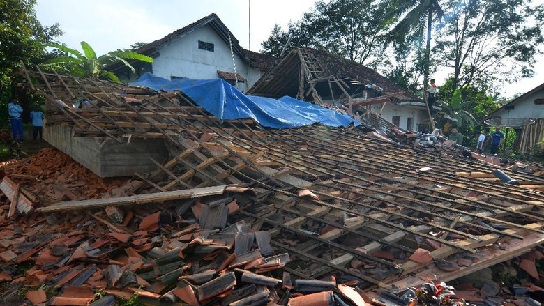 BPBD Terima Laporan 6.000 Bangunan Rusak di Tasikmalaya Akibat Gempa BPBD Terima Laporan 6.000 Bangunan Rusak di Tasikmalaya Akibat Gempa