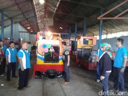 Asyik... Warga Ngawi Berebut Naik Kereta Mini Gratis