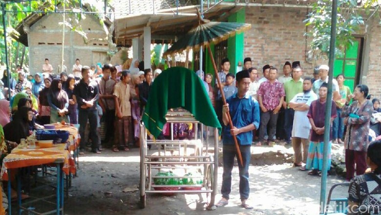 Mau Selamatkan Anak Saat Gempa, Warga Bantul Terjatuh dan Meninggal Mau Selamatkan Anak Saat Gempa, Warga Bantul Terjatuh dan Meninggal