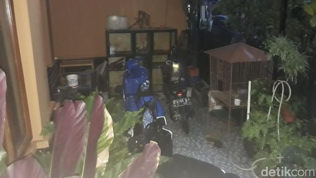 Kandang ular kobra di rumah Syahril