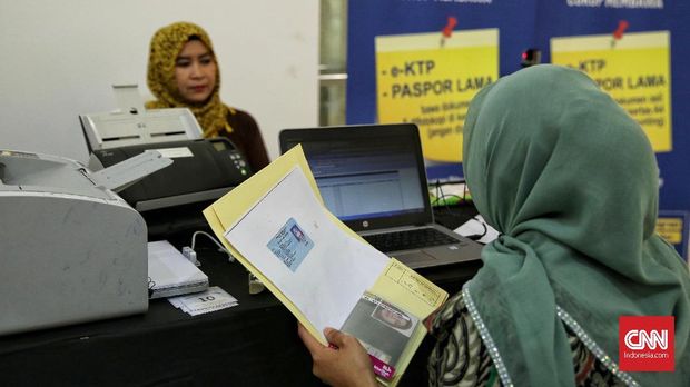 Layanan Paspor Simpatik Petugas Imigrasi sedang melayani warga untuk penggantian pasport di Mall Gandari City, Jakarta Selatan 16 Desember 2017. Layanan Paspor Simpatik Kantor Imigrasi Kelas I Khusus Jakarta Selatan “Goes to Mall” berlangsung dua hari tanggal 16 dan 17 Desember 2017. (CNN Indonesia/Hesti Rika)