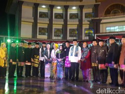 Anies-Sandi dan Istri Dapat Gelar Adat Betawi Abang dan Mpok