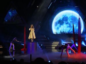 Terbang Bersama Rossa Hingga ke Bulan Terbang Bersama Rossa Hingga ke Bulan