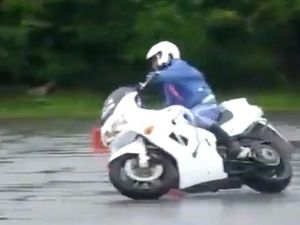 Intip, Skill Polisi Jepang Naik Moge Yuk