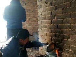 Waduh! Sekelompok Orang Ketahuan Masak Mie Instan di Tembok Besar China
