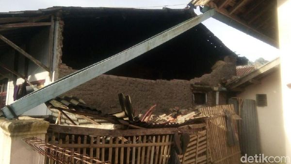 Melihat Kerusakan di Kabupaten Garut Dampak Gempa 6,9 SR
