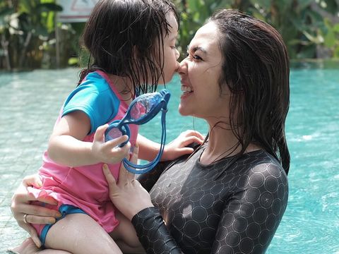 Gemasnya Melihat Gempi Olahraga Bareng Bundanya
