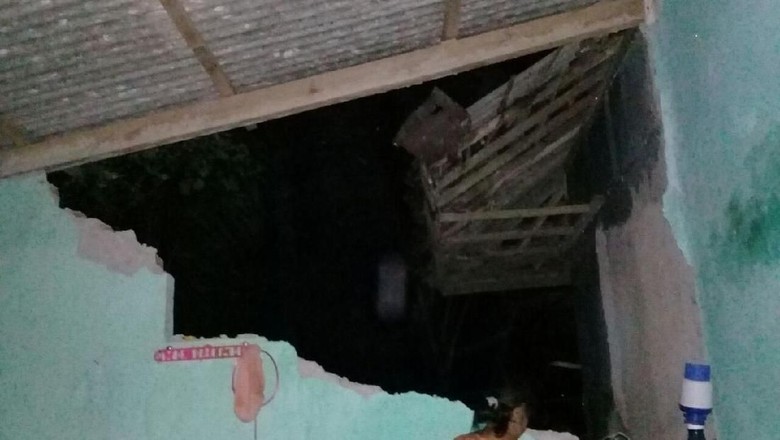 20 Bangunan di Kota Tasikmalaya Rusak dan Roboh Akibat Gempa 20 Bangunan di Kota Tasikmalaya Rusak dan Roboh Akibat Gempa