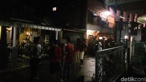 Foto: Kepanikan Warga Akibat Gempa 6,9 SR di Tasikmalaya