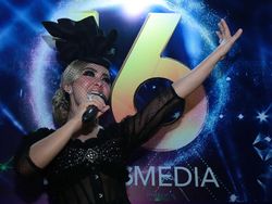 Cetarnya Gaun Mewah Syahrini dan Rossa di HUT TransMedia