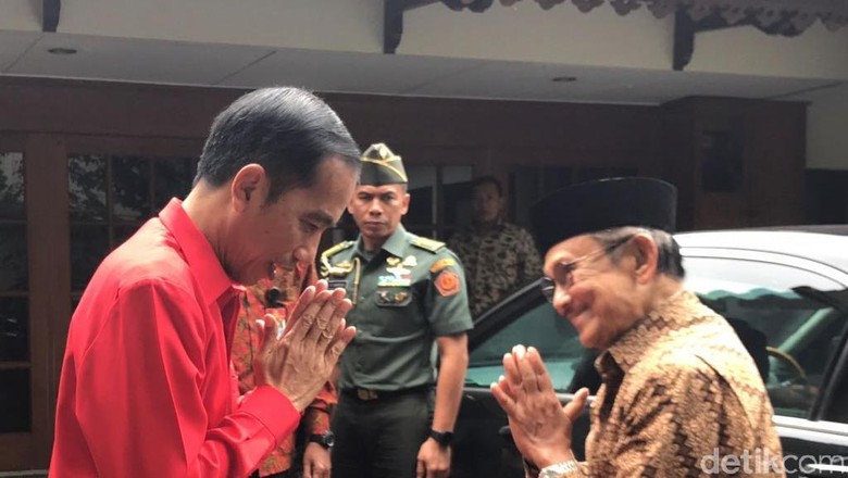 Jokowi Pastikan Pemerintah Beri Bantuan Terbaik Bagi Habibie