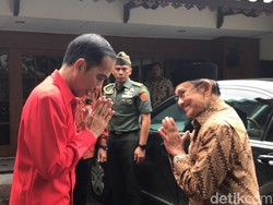 Saat Jokowi Tumpangkan dan Antar BJ Habibie Pulang ke Rumah
