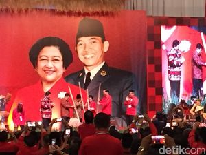 Jokowi-JK dan Megawati-Habibie Tumbuk Padi Bersama di Rakornas PDIP Jokowi-JK dan Megawati-Habibie Tumbuk Padi Bersama di Rakornas PDIP