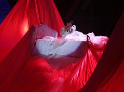 Syahrini Manja di Atas Ranjang