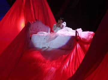 Syahrini Manja di Atas Ranjang Syahrini Manja di Atas Ranjang