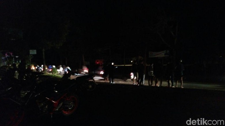 Polisi Evakuasi Warga Pangandaran Polisi Evakuasi Warga Pangandaran
