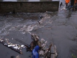 Video: Tanggul Kali Pulo Jebol Lagi, Warga Jati Padang Kebanjiran
