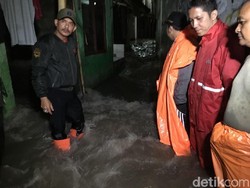 Tanggul Jebol, Aliran Kali Pulo Deras Banjiri Permukiman Warga