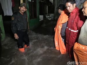 Tanggul Jebol, Aliran Kali Pulo Deras Banjiri Permukiman Warga Tanggul Jebol, Aliran Kali Pulo Deras Banjiri Permukiman Warga