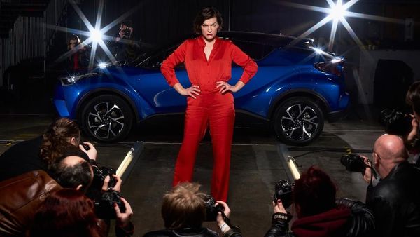 Foto: Birthday Girl Milla Jovovich, Si Pahlawan Seksi dari Resident Evil