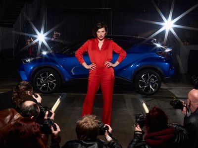 Foto: Birthday Girl Milla Jovovich, Si Pahlawan Seksi dari Resident Evil