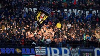 Puluhan ribu fans Inter Milan yang  memenuhi Giuseppe Meazza harus kecewa melihat tim kesayangannya keok. (Alessandro Garofalo/Reuters)