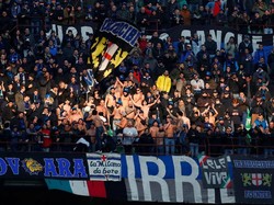 Puluhan ribu fans Inter Milan yang  memenuhi Giuseppe Meazza harus kecewa melihat tim kesayangannya keok. (Alessandro Garofalo/Reuters)