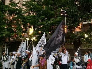 Kibar Ar-Rayah dan Al-Liwa di Aksi Bela Palestina Kibar Ar-Rayah dan Al-Liwa di Aksi Bela Palestina