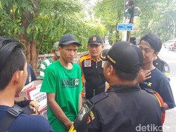 Linmas Halau Warga yang Sodorkan Kotak Amal Korban Bencana Pacitan