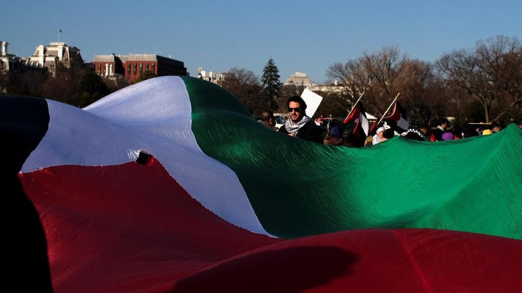 Foto: Bendera Palestina Raksasa Dibentangkan di Washington AS