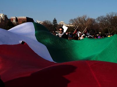 Foto: Bendera Palestina Raksasa Dibentangkan di Washington AS