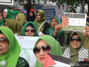Massa Bagi-bagi Bendera Palestina di Car Free Day Makassar Massa Bagi-bagi Bendera Palestina di Car Free Day Makassar