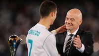 Kamu lagi, kamu lagi. Mungkin itu yang ada dibenak presiden FIFA, Gianni Infantino, saat bertemu Ronaldo. Belakangan ini, CR7 sering memenangi penghargaan FIFA. (Foto: Amr Abdallah Dalsh/Reuters)
