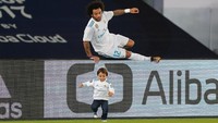 Momen Marcelo mengejar anaknya di atas lapangan ini juga mencuri perhatian. Putranya yang masih kecil tampak asyik berlari di atas lapangan hijau. (Foto: Amr Abdallah Dalsh/Reuters)